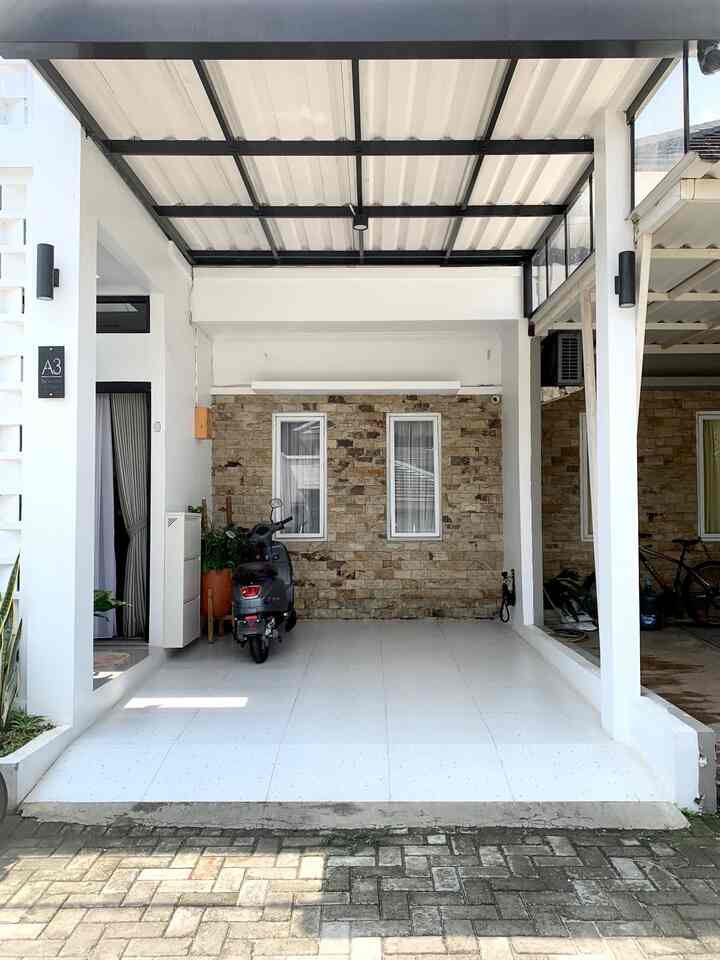 Carport ✨

Carport yang unik karena pakai lantai granit terrazo putih. Alasan kami memilih lantai carport warna putih agar rumah terlihat lapang dan bersih. Carport muat untuk 1 mobil, 2 motor dan jalan untuk keluar masuk.

#carport
#carportstyling
#carportideas
#makeovercarport
#rumahdeveloper
#minimalist
#65m2
