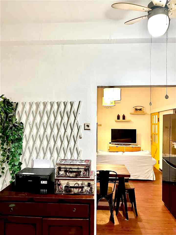 Ternyata lighting di rumah ini didominasi dengan lampu gantung . Awalnya siy krn agak males yaa bongkar plafon buat setting ulang perlampuannya .. akhirnya pilih jalan ninja dengan menganti “fitting  standard “ dengan  lampu gantung ajaa. Ada juga yang diganti dengan lampu  down light . 
Sengaja dibuat agak rendah biar gampang ganti ganti lampunya .

Klo soal warna kami memadukan antara warna cool dengan warna warm , jadi tetap terang namun masih memberikan nuansa hangat, mostly kami menggunakan lampu LED karena lebih hemat daya tentunya 😊 #nightvibe #lightingideas #lightinginspiration #lampu #pencahayaan