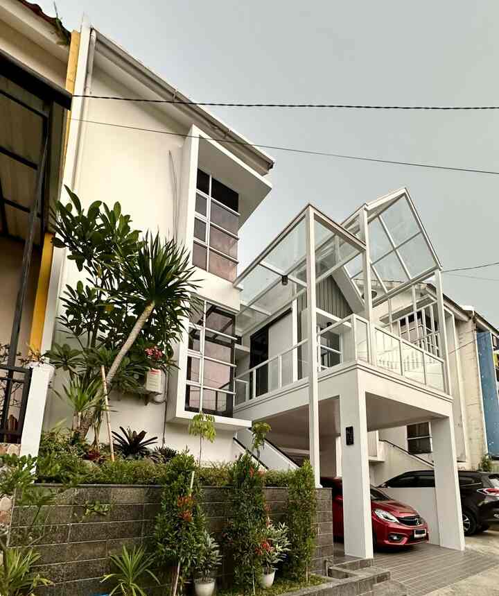 • Fasad Himfari’s House •

Hello O!House friends, fasad ini merupakan hasil renovasi penambahan ruang kerja dan balkon di atas carport.

Selain tambahan kebutuhan berupa ruang kerja karena penerapan WFH/ WFA, yang jadi pertimbangan lain yaitu karena sebelumnya kita kehujanan saat naik tangga untuk masuk ke rumah 😅

Bahan penutup atap dan railing balkon menggunakan besi hollow dan kaca tempered karena kami ingin bagian dalam rumah tetap mendapat banyak cahaya matahari. 

#fasadrumah
#modernhouse
#bogor
#fasadrumahmodern
#idefasad
#monochromehouse 