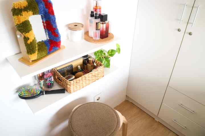 Dengan ukuran kamar tidur yang sangat terbatas, kami memutuskan untuk membuat meja rias floating agar tidak memakan space yang banyak namun tetap memadai untuk menyimpan alat2 makeup sehari-hari.

#mejarias 
#dressingtable
#wardrobe
#kamartidur
#bedroomdesign
#smallbedroom
#apartment 
