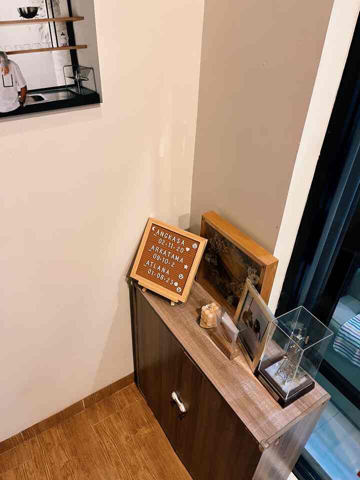 ✨NIGHT VIBES✨ 
Warna lampu warm lumayan mendominasi beberapa titik dirumah ini. Karena bisa mempercantik isi rumah dengan warna ini 🫶🏻 
Jadi recommended bgt buat pakai warna warm di beberapa sudut rumah supaya terkesan hangat 💕 

#nightvibe #lightingideas #lightinginspiration #bathroom #minigarden #drygarden #tangsel #warmlight