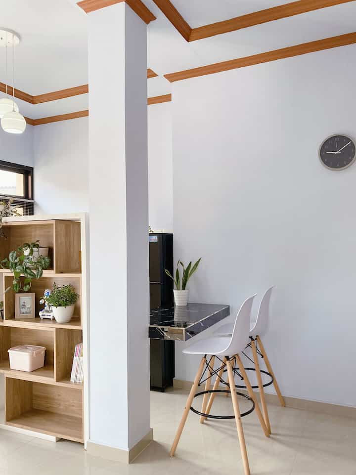 Ruang yang belum jelas namanya. Disebut ruang makan tapi ada di ruang TV yang menyatu dengan dapur. 
#ruangminimalis #furnitureminimalis #ruangmakan 