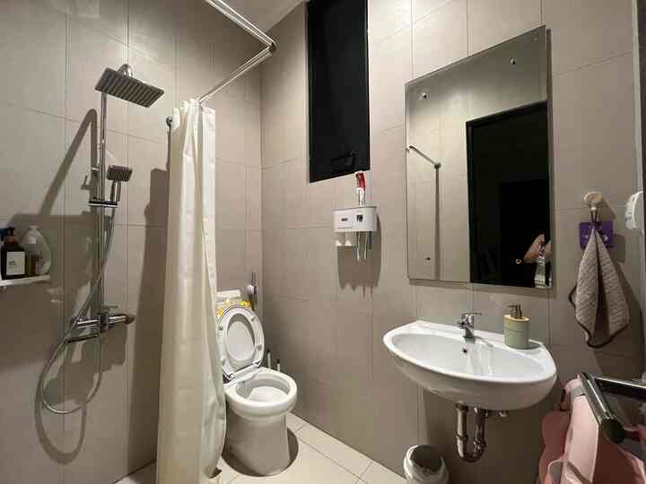 Salah satu tempat yang sebenernya kami minder post, tapi kita harus belajar menyukai semua sudut ruangan kita ya kan? 

Kamar mandi ini emang bawaan developer kami dan kami cuma nambah perintilan biar lebih comfy ajaa saat digunakan hehe

Tapi begitu uda kekumpul danannya, kami mau ubah ni kamar mandinya, jadi stay tuned yaa 🥰

#bathroom #simple #minimalist #staytune #workinprogress