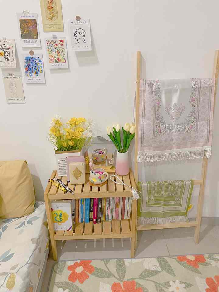 Ini area nakas di samping tempat tidur. Nakas ini sederhana hanya memakai rak kayu ala korea dengan dekorasi bunga di bagian atas dan sebagai penyimpanan buku di bagian bawah. Di samping nakas terdapat hanger tangga untuk meletakkan sajadah cantik berwarna pastel 🌷

#nakas #bedroomdecoration #koreanstyle #pasteldecoration #jakarta #rumahmungil #rumahcluster #28m2 #bedroomideas #inspirasinakas #dekorasinakas 