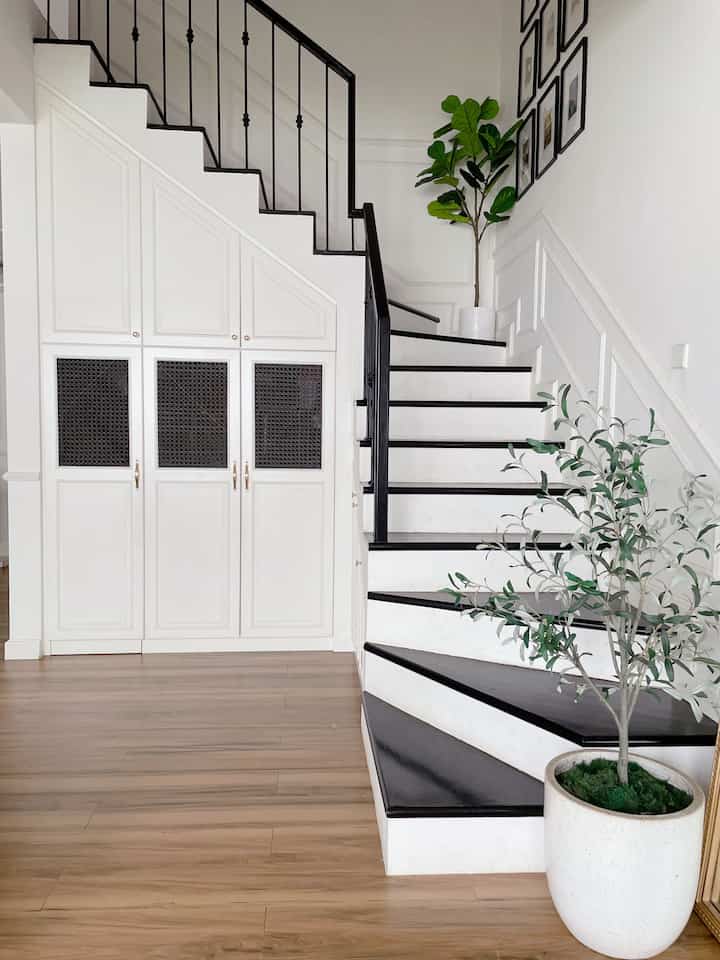 Tangga, adalah bagian penting bagi rumah kami.  Ia tidak hanya menghubungkan antara lantai bawah dan lantai atas, Ia juga menjadi ruang penyimpang kenangan. Di Bagian dinding tangga ini kami menyimpan  moment-moment indah yang kami jadikan wall art. Semoga menjadi inspirasi.
#Stairsway
#homestyle
#homedecoration
#classichouse
#stairstyling