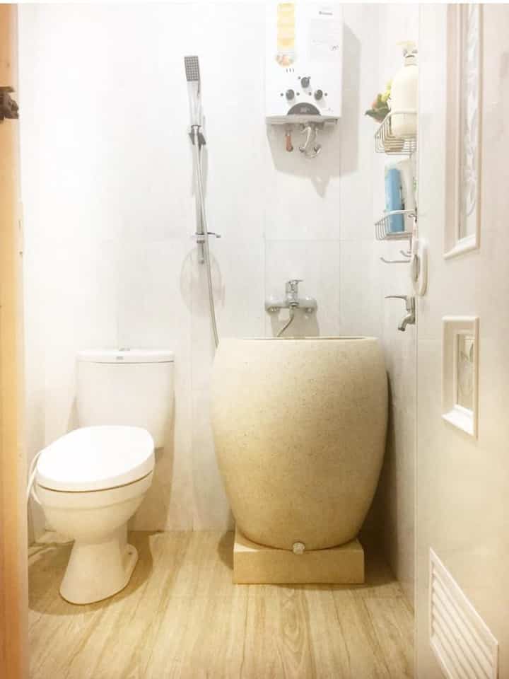 Cerita renovasi part 3 - kamar mandi belakang
Dirumah kami hanya ada 2 kamar mandi , dan kamar mandi yg ini letaknya bersebelahan dengan dapur,area belakangnya langsung ke taman fasum . Apa aja yang direnovasi ??? Smua wkkwkw

Dari mulai dindingnya yg hampir terbelah ( katanya siy karna pergerakan tanah) . Kemudian pintu yg menghadap ke dapur (slide trakhir) dipindah menjadi hadap ke living room .. ini kami lakukan biar area meja dapur bisa lebih luas. 

Kamar mandi yg awalnya masih pake bak diganti menjadi gentong .. selain lbh estetik lumayan agar gak bikin dindingnya lembab. Dan smua isinya diganti baru. Udah selesai ??? Blom donk .. ternyata menurut tamu2 yg main kerumah lantainya licin(lantai slide 1) menurut kami siy gak yaa dan sampai si lantai di ganti alhamdulillah g ada yg jatoh heheh 😅, padahal lantai lama ada tekstur kayunya siy .. cuman ya sudahlaah .. kita ganti yg lebih kasar aja .. (lantai slide 2) naah drama selanjutnya / lantai baru ini krn teksturnya emang kasar harus extra tenaga nyikatnya. 🤭 dan.. akibat ganti lantai sisi  yg pinggir jd timbul noda bekas semennya 🥲 , masih jadi pe er niy cari solusinya 😁 ato kira renov total lg aja ya wkkwkw 
#renovasi #kamarmandj
#ceritarenovasi #bathroom
#kamarmadibasah
#bathroomsesain
#desainkamarmandi