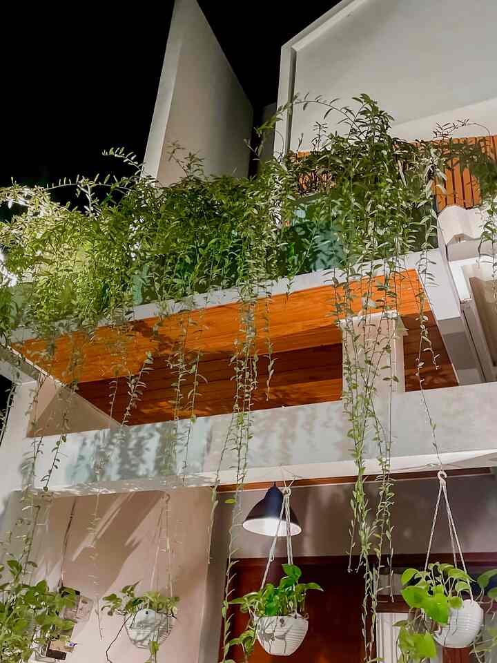 Suasana malam di @diebumi menggunakan beberapa lampu dengan warna hangat💛 #nightvibe #lightingideas #LightingInspiration #homedecor #rumahbandung #fasad