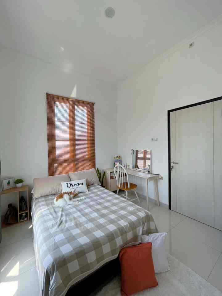 Kamar tidur ukuran 3 x 3,5 meter dengan furniture yang cukup simpel.
Ala ala korea gitu yah kl udh sprei kotakkotak ini muncul hehe.
Menggunakan warna warna earth tone. Tidak terlalu banyak perpaduan warna bikin adem dimata ya. Cocok untuk orang yg simpel dan tidak suka terlalu banyak dekorasi
Warna utama furniture adalah ivory dan kekayuan. Karena warna furniture yg simpel warna sprei apapun akan cocok yah
#kamartidur #bedroom #aestheticbedroom #koreanbedroom #bedroomideas #kamartidurestetik