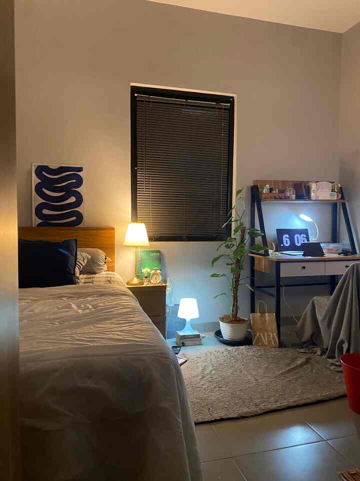 #labeloftones - a night without over head lights

caraku menciptakan kamar tidur yang nyaman yakni dengan cara menggunakan lampu indirect dengan tipe loose lighting furniture sehingga bisa di pindah-pidah untuk menciptakan ruang yang memiliki suasana yang berbeda namun tetap nyaman dan intim.

#LightingIdeas #LightingVibe #NightVibe #LightingInspiration #lightingdecor #modcenturymodern #bedroomlighting #bedroomdecor 