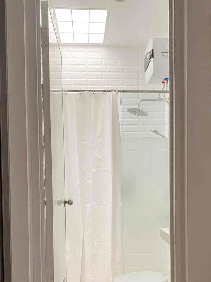 Kamar mandi awhouse.

Kamar mandi ini termasuk mungil karna ukurannya hanya 1.3x2m mini tapi harus fungsikan dengan baik ya. Tentunya kita memisahkan area basah dan kering, dan masih bisa menambahkan wastafel mini. 

Semoga bisa menginspirasi🤍

#bathroom #bathroomideas #bathroominspo #bathroommini #bathroomtinyhouse #bathroomscandinavian #terazzo 