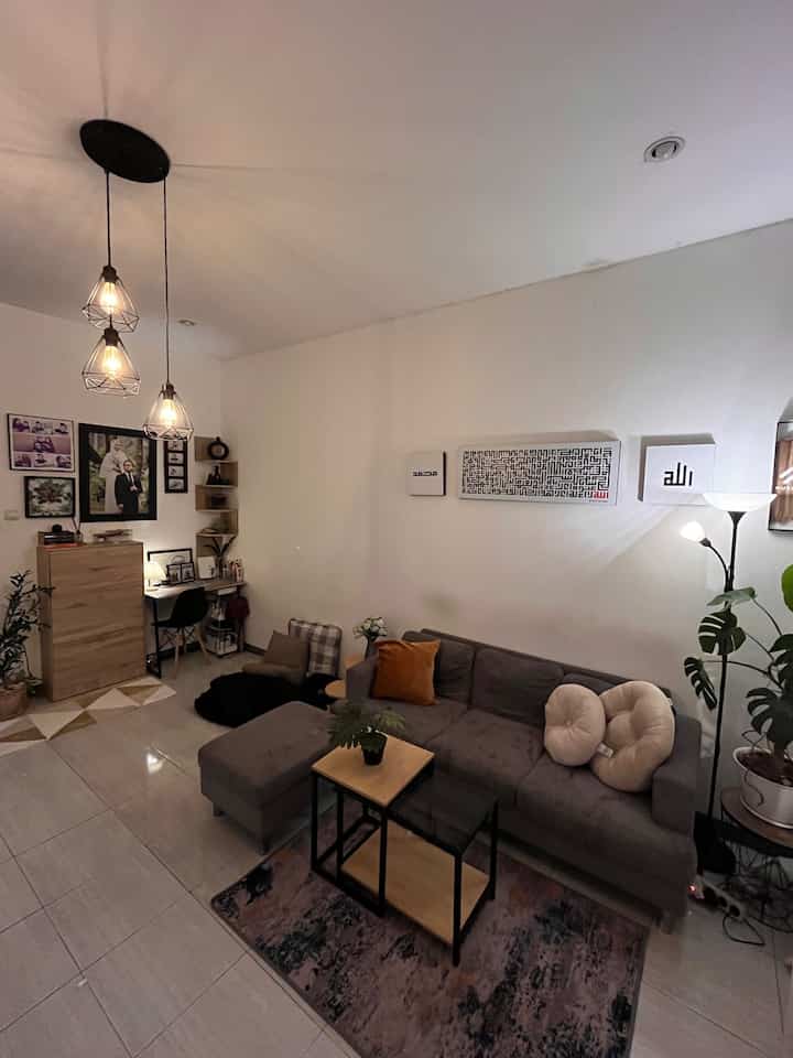 📝Working at Night

Kadang ada pekerjaan yang mengharuskan kami kerja di malam hari karenanya kami membuat area kerja yang cozy. Dengan pencahayaan yang tepat, kami bisa bekerja dengan lebih nyaman.

Kalau perlu beristirahat, kami membuat area lesehan dengan banyak bantal agar bisa beristirahat sejenak di tengah2 pekerjaan. 

#workingspace #workingarea #areakerja #ruangkerja #nightvibes #lightingideas