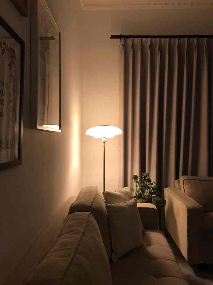 Suasana rumah di malam hari berubah 180 derajat dibandingkan dengan siang hari karena perubahan pencahayaan. Mood light adalah koentji!! Selalu pakai bohlam warm white/kuning untuk standing lamp atau table lamp.

#NightVibe #LightingIdeas #LightingInspiration #moodlight #midcenturymodern #ikea #lightingdesign
