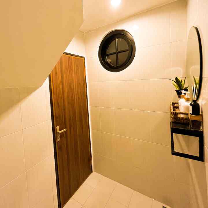 Bathroom minimalis dan praktis

Toilet tamu dibawah tangga dengan memanfaatkan space yang ada

#homedecor #toilet #homestyling #toilettamu #japandi #rumahcluster #rumahdeveloper #toiletbawahtangga #depok #decorlowbudget