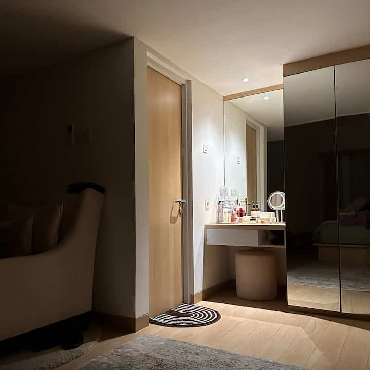 Night Vibes ✨

Masterbedroom kami banyak menggunakan downlight dengan warna warm light agar mata tidak terganggu dengan pencahayaan pada malam hari.. ambience yang kita berusaha ciptakan adalah warm ambience sehingga nyaman untuk beristirahat

tips and trick yang bisa digunakan untuk malam hari adalah warna lampu yg kita gunakan “warm light” sehingga hunian serasa nyaman dan ambience nya juga terjaga pada malam hari tanpa harus terganggu dengan pencahayaan yang berlebihan 

#NightVibes #LightIdeas #Lightinginspiration #japandi #minimalist 