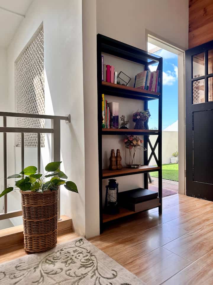 Ruang serba guna, biasanya dipakai untuk shalat berjamaah, pengajian rutin bulanan, dan kumpul keluarga dengan akses langsung ke balkon

#modernfarmhouse #bandaaceh #livewithkids #decorlowbudget #ruangserbaguna