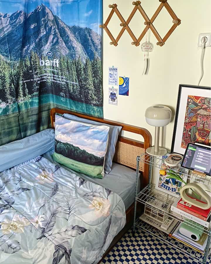 Menutup 2023 dengan menata tempat tidur dan kasur agar makin nyaman 🍃

P.s: lampu dengan pencahayaan warmlight bisa menciptakan suasana kamar yang lebih
hangat 💡

#midcenturymodern #decorlowbudget #depok #rumahdeveloper #kamarmungil #bedroom #ikea 