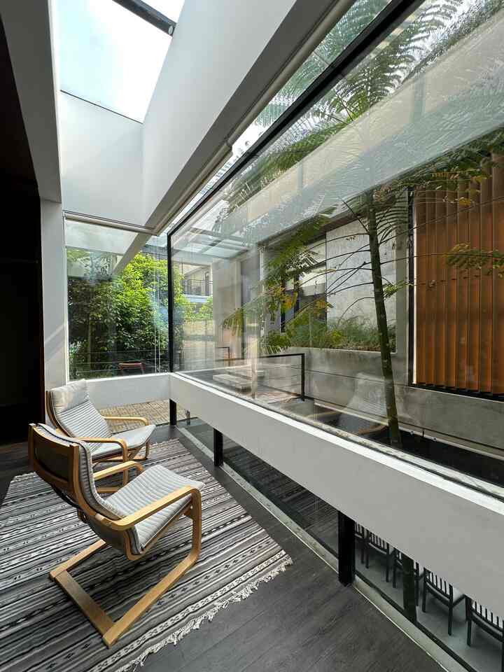 -Master Bedroom-
masih dari master bedroom tepat di sebelah bed, ruangan ini tempat kita biasanya leyeh2 sore sambil ngobrol dengan anak-anak kami…
master bedroom sengaja kami design dengan 3 buah kaca dengan ukuran 5x2.5 untuk mendapatkan view dari berbagai arah.
Sambil menatap pepohonan, menyeruput kopi sore dan bercanda gurau dengan anak-anak kami di hari libur membuat pikiran lebih fresh🤍

#moderncontemporary
#jaksel
#masterbedroom
#bedroom
