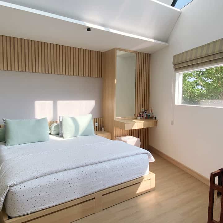 Homeatforty main bedroom 🥰

Kamar utama saat siang hari sangat terang karena jendela sangat banyak, hal ini tentu ada plus minusnya. Plusnya ruangan terasa terang tanpa harus ada pencahayaan dari lampu, minusnya tidak bisa bangun tidur terlalu siang 😄

Kamar utama masih didominasi dengan unsur kayu dimana lantai memakai SPC agar cocok dengan furniture yang juga dibuat secara customized.

#mainbedroom #bedroom #kamarutama #spcflooring #bedroominterior #bedroomdesign #idekamartidur