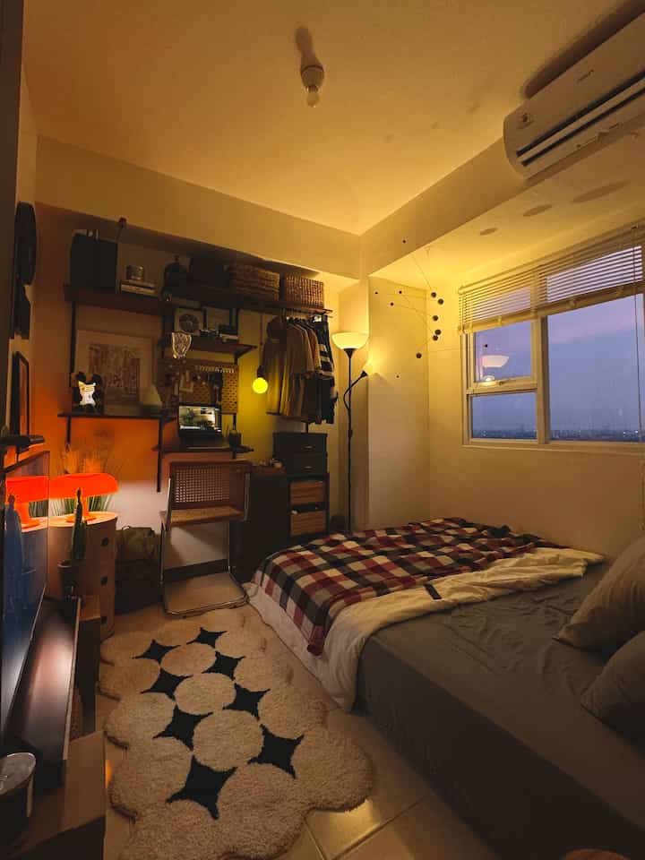 Atmosphere before dusk 🌇
#nightvibes #sunsetvibes #tinyapartment #selasarapt #kamarestetik #roommakeover #2bedroomapartment #roomdecor