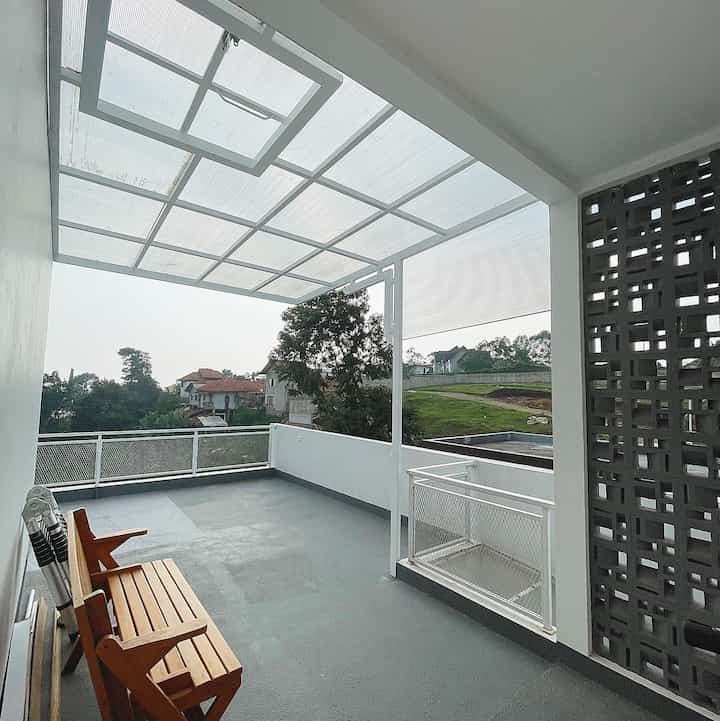 Punya rooftop akhirnya terwujud dirumah ini. Bukan apa2 sih krn emang lahannya terbatas aja makanya nambah lahannya keatas dan kebetulan view dari sini cakep bgt plus rencananya dijadikan spot gym nya paksu.

#rooftop #scandihouse #splitlevelhouse #rumahcluster #rumahminimalis #scandinavianstyle #homedecor #gymarea