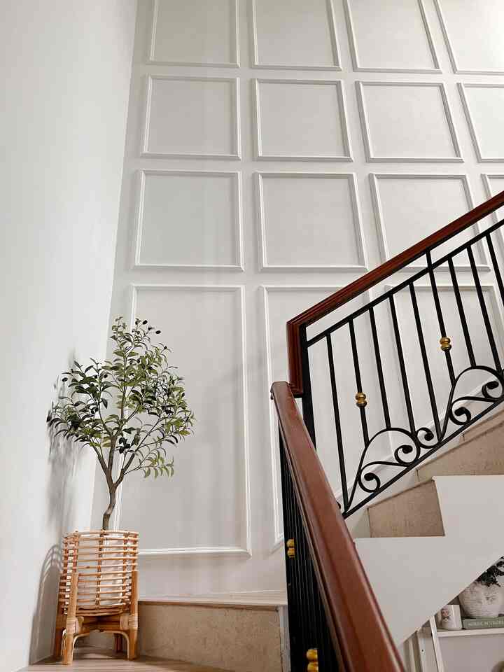 Tangga Area

Penggunaal wall moulding di area tangga ini agar area yg kosong terlihat lebih cantik dan menambah kesan tinggi.
Menggunakan list gypsum agar budgetnya affdorable 😁

#moulding
#wallmoulding
#inspirasitangga
#inspirasiareatangga
#inspirasiwallmoulding