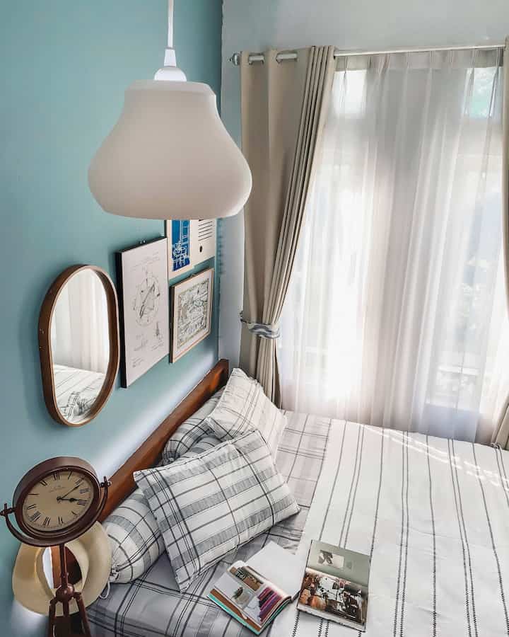 Gilakkkk sih ! Kamar mungil 2,1m x 3,5m ini bisa ala bunglon bisa di styling dengan bebasnya ☺️♥️

Kali ini kamar ini aq ganti catnya dengan warna biru. Warna ini memang bukan warna trend, namun aq pilih secara personal. Eclectic style aq terapkan di kamar tidurku ini. Dengan tetap memakai dipan bekas yang sudah ada sebelumnya dihunian ini.

Berkreasi seru padu padan motif pada sprei & penggunaan walldecor dengan gambar yg unik. Lihat deh saat bisa mengabaikan trend, aq makin bisa mix n match dengan serunya.

#kamartidur #eclecticdecor #vintagestyle #vintagedecor #bedroomdecor #bedroom #kamartidurminimalis #interiorrumah #rumahkecil #inspirasikamar 