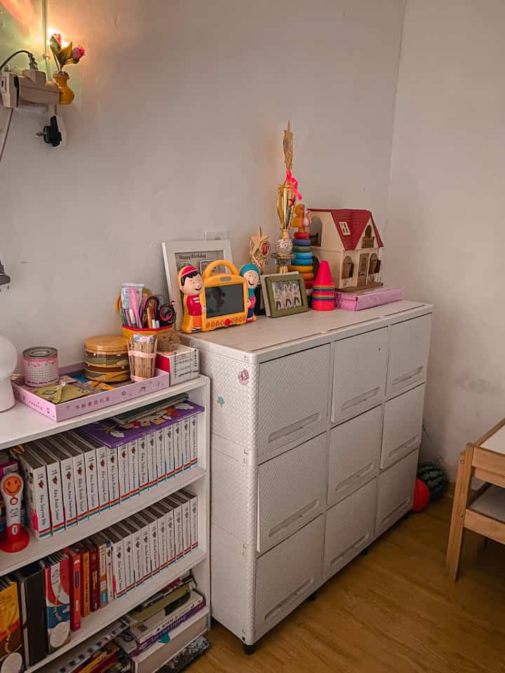 Nite vibes di kids room. Kami hanya menambahkan lampu tidur akrilik bergambar bulan dan kelinci. Tujuannya untuk menciptakan suasana tenang agar anak kami merasa lebih nyaman saat waktu nya tidur. #nightvibe #lightingideas #lightinginspiration #minimalisthouse #idekamaranak #kidsroom