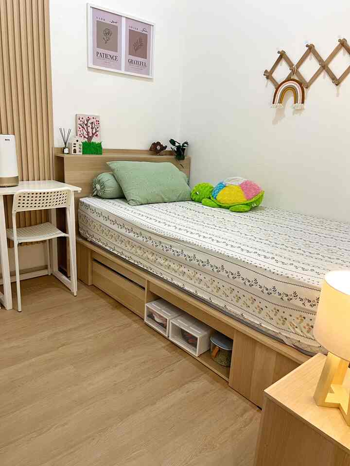 Night vibes di kamar anak ukuran 2,5 x 2,5 meter. Untuk lampu malam disini ada bedside lamp yang bisa diatur 3 mode cahaya : white, warm white, dan warm. Slide 1 menggunakan lampu mode warm. Alternatif lain jikan ingin lightingnya lebih redup menggunakan night lamp dari smart duck

Kami ingin menciptakan ambiance yang warm dan cozy untuk malam hari saat tidur dan lampu warna kuning adalah cahaya yang paling cocok

Untuk menambah kesan aesthetic dan glow up kita juga bisa menambah pencahayaan dekoratif di headboard tempat tidur 

Selamat menyambut tahun 2024, good night☺️

#nightvibes #lightningideas #lightninginspiration

