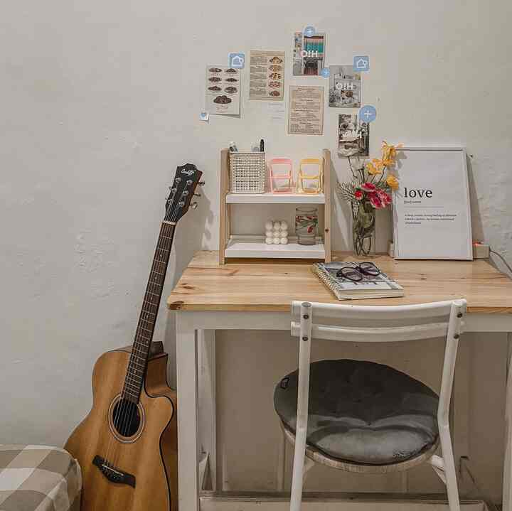 Rak pada meja kerja?? Kenapa tidak?! :) . Memberi sentuhan yang berbeda dengan meletakan rak kayu pada area meja kerja. Ternyata manis juga. 

#homedecor #deskinspiration #homeoffice #mejakerja #japandi #koreanhouse #minimalisbedroom #ruangkerja #kamartidur #rak