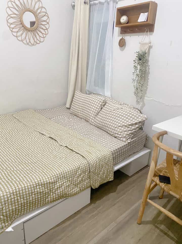 This is the bedroom that Korean friends think of, I'm sorry the one under the drawer of the cot isn't installed perfectly because I just assembled it myself 🤭🤭

I chose this white couch because it matches the other prints in this room whose theme is mostly white and a touch of wood.
Happy new year everyone 😍😍
#roomaesthetic #dekorlowbudget #kamarmungi #kamarkorean #dekorasikamarmungil