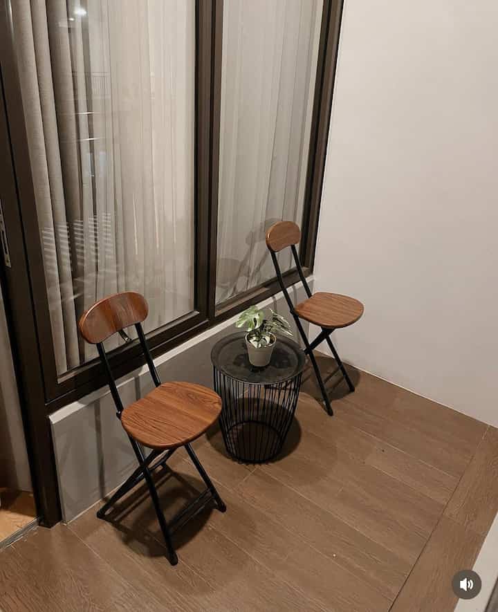 Night vibe from our mini balcony dengan pencahayaan lampu downlight dan lampu jalan depan rumah yang temaram 🤍

#nightvibe #lightingideas #lightinginspiration #balcony #minibalcony #homedecor #modern #industrial