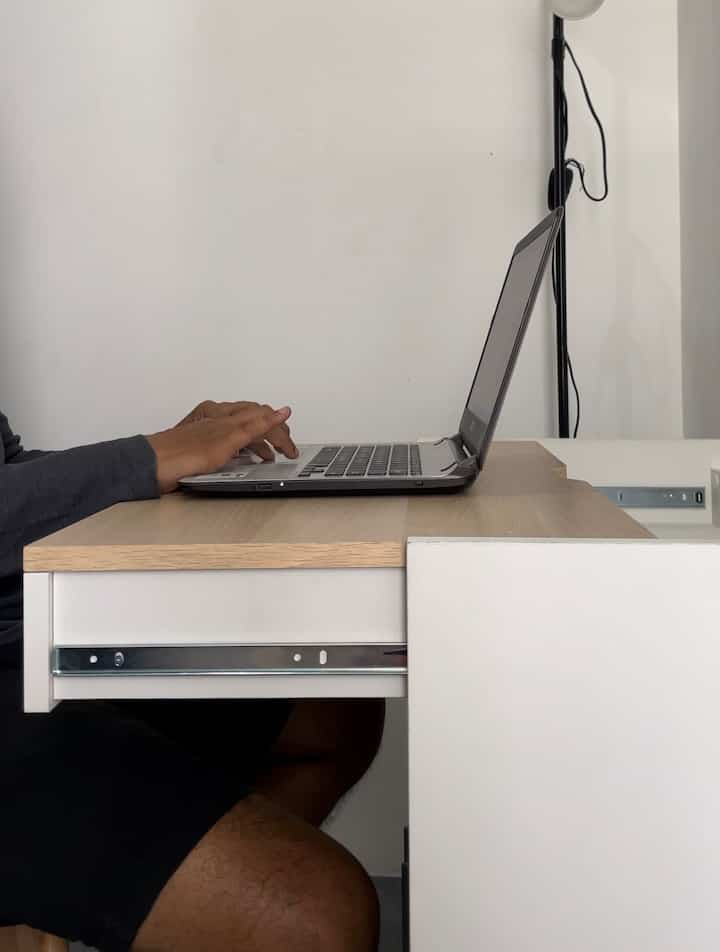Meja kerja multifungsi salah satu rekomendasi untuk ruangan yang minim, untuk meja ini merangkap fungsi sebagai lemari yang bisa menyimpan barang atau pakaian✨

#pira #pirahome #loosefurniture #workingarea #workdesk #mejakerja 