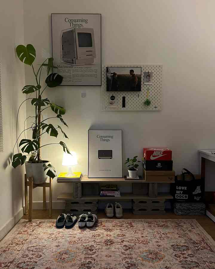 Mencoba layout baru dengan diy menggunakan batako dan papan kayu sebagai desk shelf👀

#diydeskshelf #diy #diyshelf #diyrak #rakmeja #aestheticideas #diyideas #roomideas