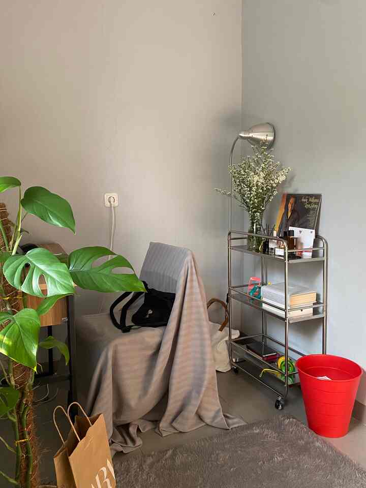 #labeloftones - tray corner
selain sebagai penyimpanan, sudut ini juga diberi tambahan pencahayaan dengan lampu yang dapat di putar sehingga sudut ini bisa memiliki suasana penyacahayaan yang tidak membosankan

#bedroomideas #cornerdecor #storagedecor #midcenturymodern #roomdecor