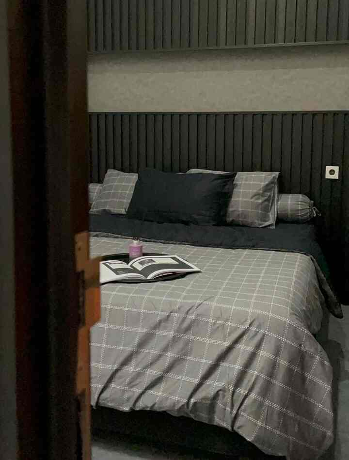 Menciptakan ambience lighting di kamar terutama untuk malam hari sangat penting! Kita memilih ada pencahayaan dari plafon yang lebih light dan pencahayaan dari backdrop yang lebih warm dengan menggunakaan LED strip.

#Nightvibes #Lightingideas #Lightinginspiration #Ambienceroom #Warmlighting #BedroomLighting #BedroomInspiration