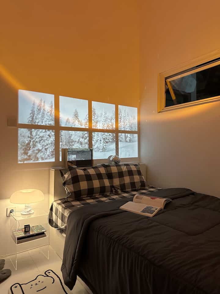 Bedroom Styling 
-
Suasana hangat yang ingin kita ciptakan dalam ruangan ini menggunakan beberapa lampu yang bisa menyulap ruangan menjadi hangat dan aesthetic, lampu jamur memberikan warna warm light terang tapi tidak silau , sunset lamp bisa digunakan untuk spot di disco ball agar mengeluarkan titik titik cahaya, smart projector yang bisa menghasilkan nuansa winter diluar jendela

#BedroomStyling #BedroomDecor #BedroomMakeOver #styling #bedroom #minimalist #koreanstyle #angkahouse #warm #goodvibes 