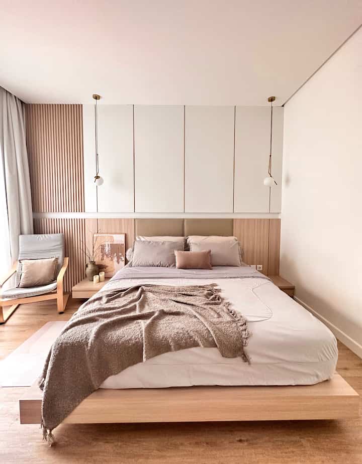 Salah satu ruangan yang harus banget dipikirin adalah kamar tidur. Ruangan yang harus membuat kita nyaman untuk beristirahat setelah seharian beraktifitas.

Vibes japandi di ruangan ini juga cukup kental. Adanya kisi-kisi di backdrop ranjang dan kesan melayang pada divan kasur menjadikan japandi look banget. Aku suka mendekorasi rumah dengan warna yang senada, menjadikannya satu kesatuan yang dilihat menjadi indah.

#BedroomStyling
#BedroomDecor
#BedroomMakeover