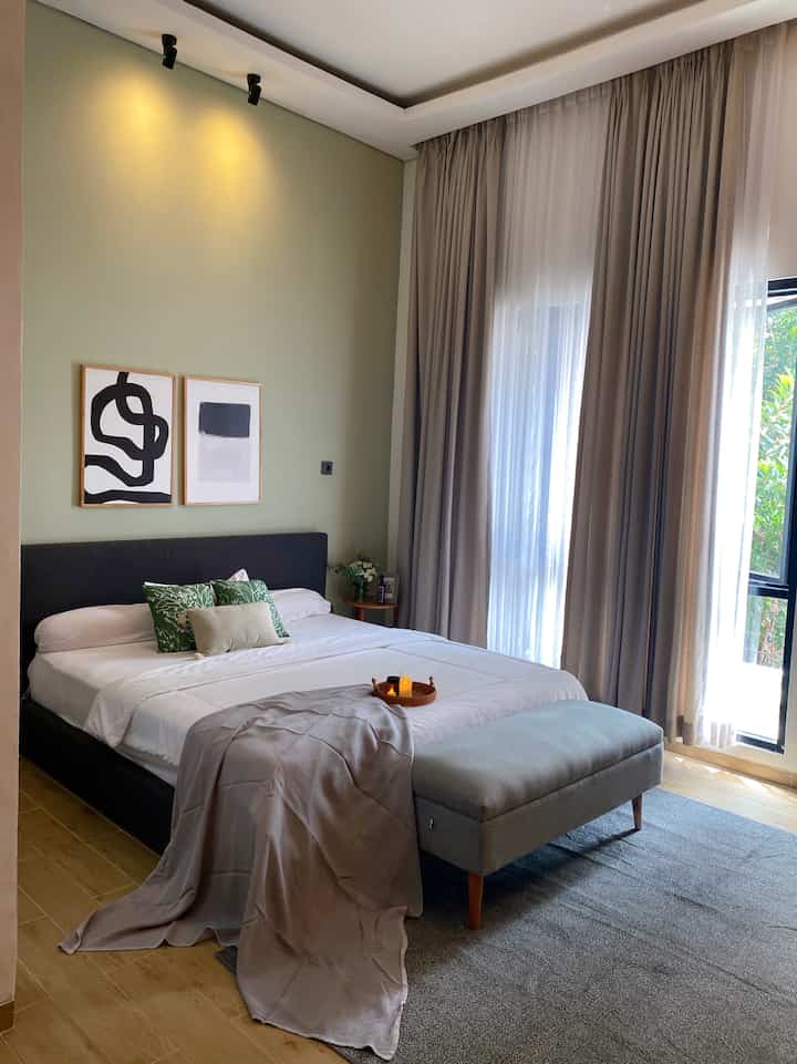 Bedroom inspo

Kamar ukuran 20m di desain dengan tema minimalis, dipan ukuran 180x200 cukup untuk ruangan ini, dengan dominasi warna natural seperti abu, coklat dan hijau, membuat suasana nyaman dalam kamar, meja kecil di sudut ruangan untuk meletakan buku atau gadget #bedroomstyling #bedroominspo #kamrtidur #bedroominspiration #bedroomdecor #bedroomMakeOver