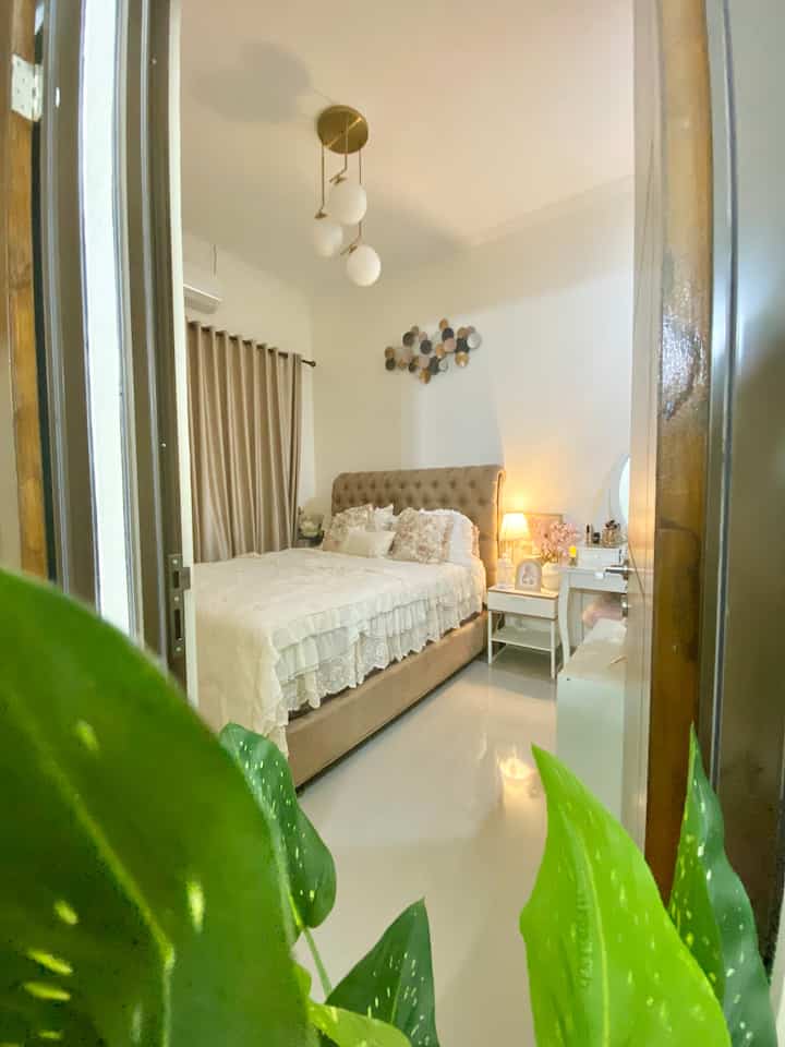 Di master bedroom ku ini aku ingin membuat suasana yg cozy dan warm versi aku hehehe dengan menggunakan table lmp dan candle electric dengan dekorasi feminim sesuai dengan tema rumahku yg super feminim ini biasanya aku dapet di ikea ataupun informa kadang juga vivere


#Bedroomstyling #Bedroomdecor #Bedroommakeover