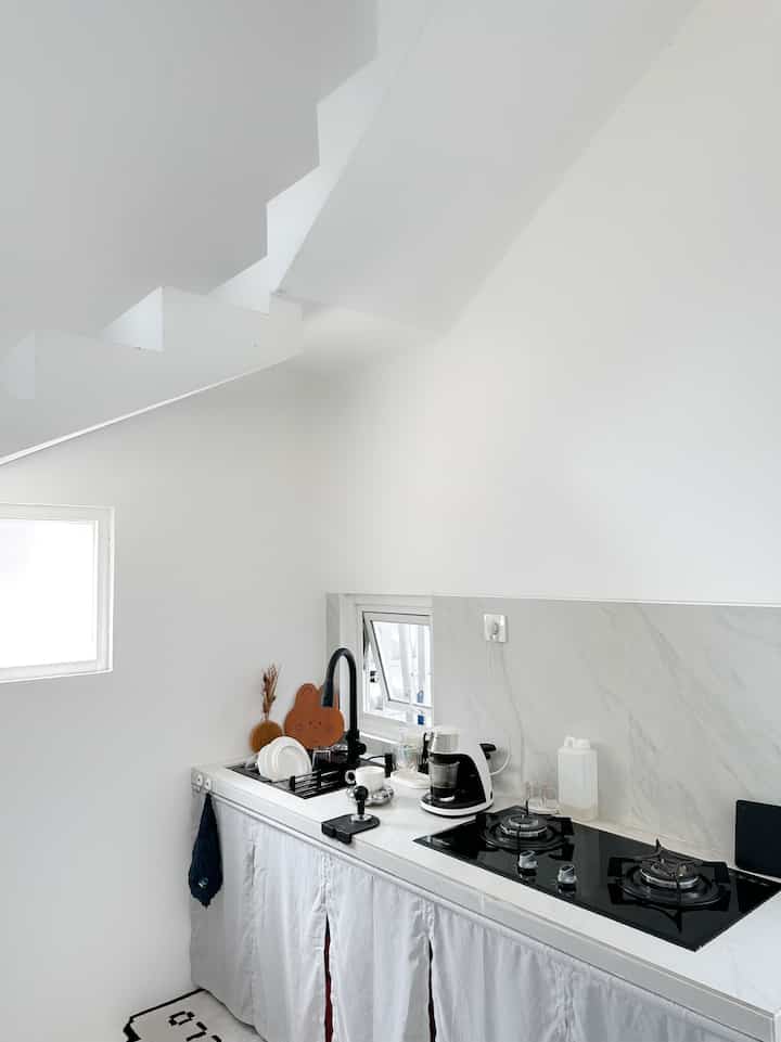 KITCHEN AREA
-
Dapur angkahouse tidak terlalu lebar jadi cukup untuk memasak kecil saja, aktifitas setiap harinya membuat coffee , kali ini kita menggunakan mesin kopi yang praktis prosesnya dan pakai cangkir yang aesthetic , ciptakan suasana cafe di rumah 🤍


#KitchenRoomDecor #KitchenIdeas #KitchenInspiration #minimalist #rumahkecil #72sqm #coupleliving #angkahouse #homdecor #decoration 