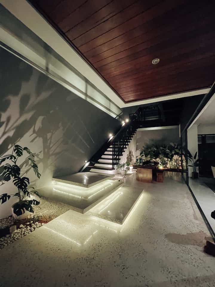 ✨Night Vibes✨

Ini suasana ketika malam. Aku set timer sekitar jam 5:30 semua lampu LED di area stairs ini nyala otomatis. Biar vibes nya kaya di Vila2 di bali kalau lagi liburan ☺️. Jadi emank remang2 gini. Sengaja yang terang d area tanaman aja. 
#nightvibes #lightingideas #lightinginspiration #japandi #villaconcept 