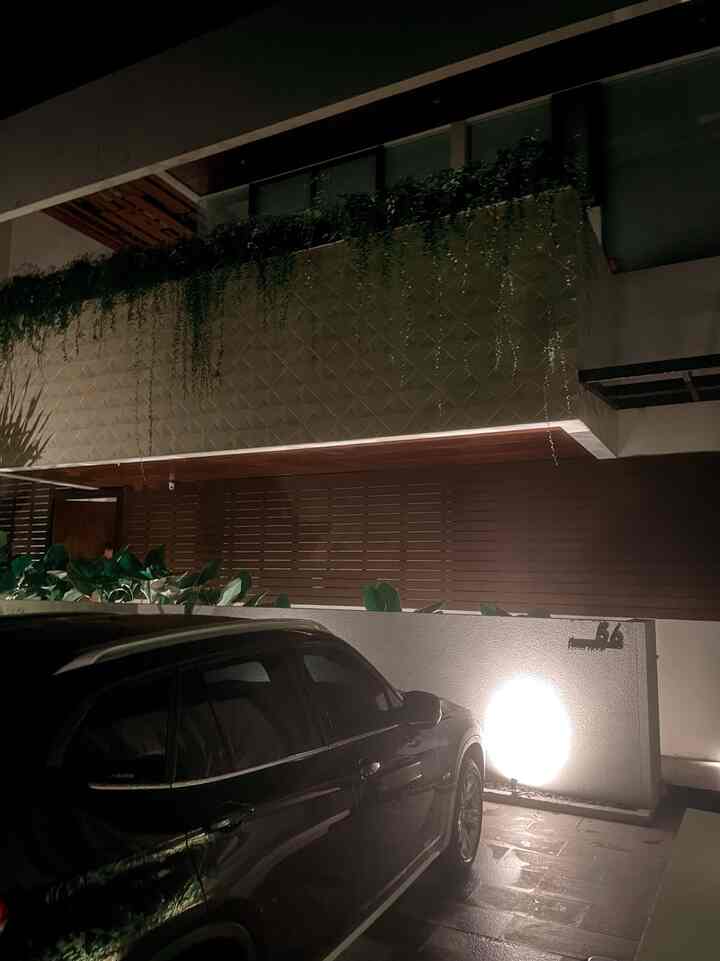 ✨Facade✨
Facade rumah kami bertema Tropical Contemporer. Jadi memang banyak sekali element hijau dari tanaman. Jujur masih belajar cara merawat tanaman yang cocok dengan facade rumah ku. Konsep nya memang pengen homey asri dan berasanya vibes liburan di villa 


#nightvibes #lightinginspiration #lightingidraa #facade #rumahcikarang #facadeideas