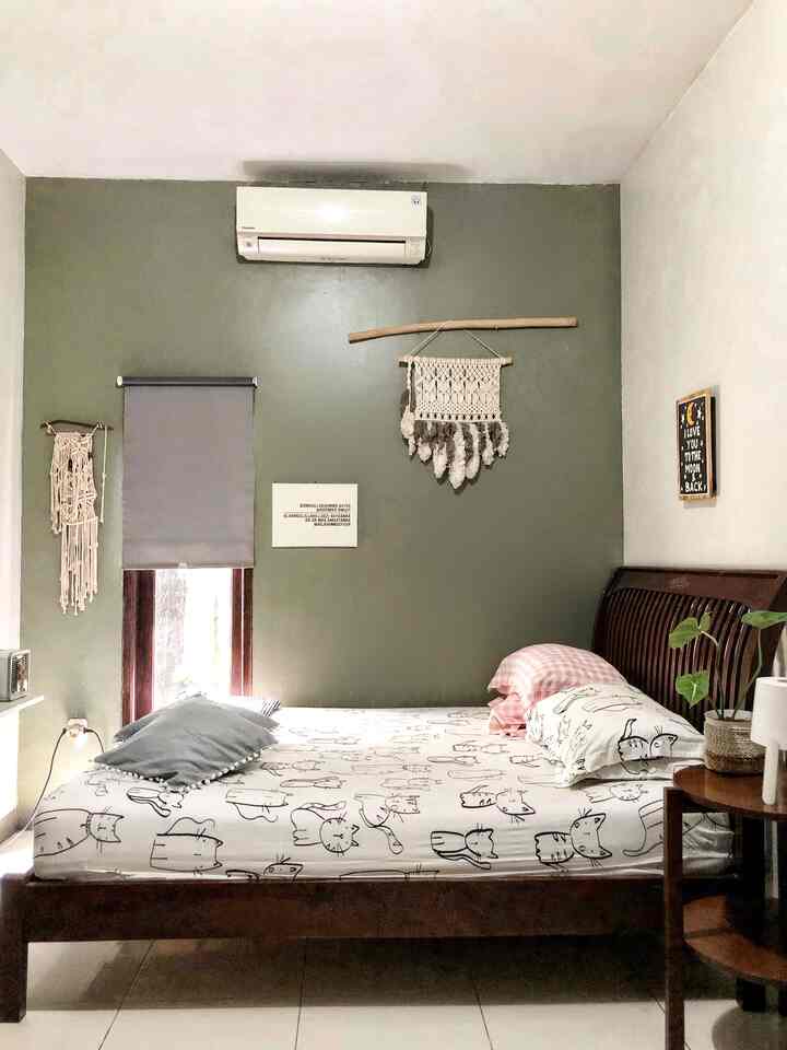 bedroom kami kecil saja, bernuansa abu dan putih. karena keterbatasan ruang, lumayan challenging untuk geser-geser. awalnya, kasur bermodel jadul ini ada pembatas dibagian kaki, kemudian kami potong. Yang harus ada, jendela 😃 melihat langsung ke kolam ikan mini, cushion extra dan bersih! 

#bedroomstyling #bedroominspiration #bedroomdecor #bedroommakeover #bohoscandi #homesweethome #catlover #plantmom #decorlowbudget