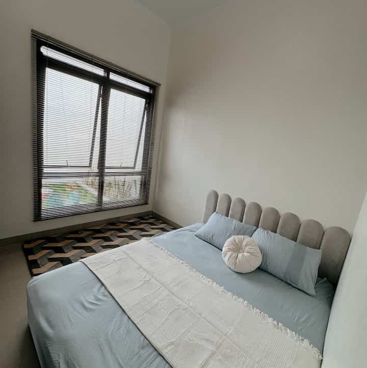 Bedroom ini adalah kamar utama sementara di rumah kami, masih simple dan kosong karena nantinya semua kamar akan berada di lantai 2, jadi belum dipasang backdrop atau dekorasi yang lainnya hihi

#BedroomStyling #BedroomDecor #BedroomMakeOver #minimalist #jabar #decorlowbudget #rumahmungil #livewithkids #bedroom