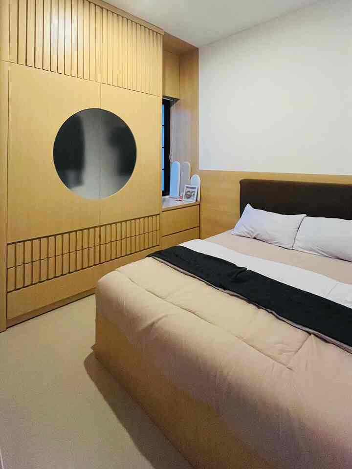 Bedroom Japandi?

Walaupun masih setengah jadi, kamar tidur ini kami desain sendiri dengan gaya ala japandi dengan kaca es ditengah untuk menyamarkan baju yg ada didalamnya, karena kebutuhan wardrobe yang memang sangat kita perlukan untuk meletakan seragam dan pakaian sehari hari

#BedroomStyling #BedroomDecor #BedroomMakeOver #Japandi #homeinspo #homedecor #homestyling