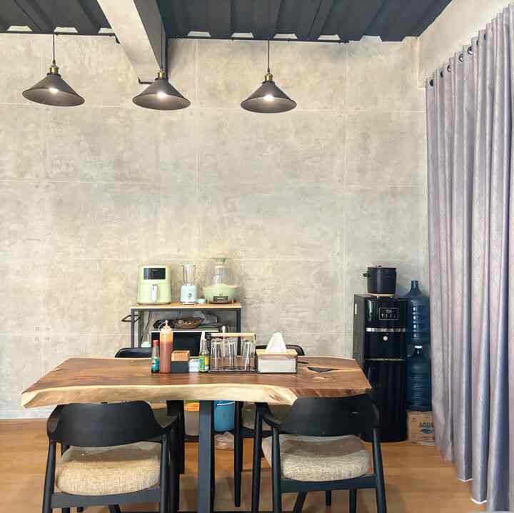 Dengan ukuran 5x6 qt manfaatin buat bikin Dining Room di rumah ini menyatu sama living room & kitchen set. Jadi beginilah penampakannya kurleb 😊
#diningroomdecor #diningroomideas #diningroominspiration #diningroomindustrial #diningroom