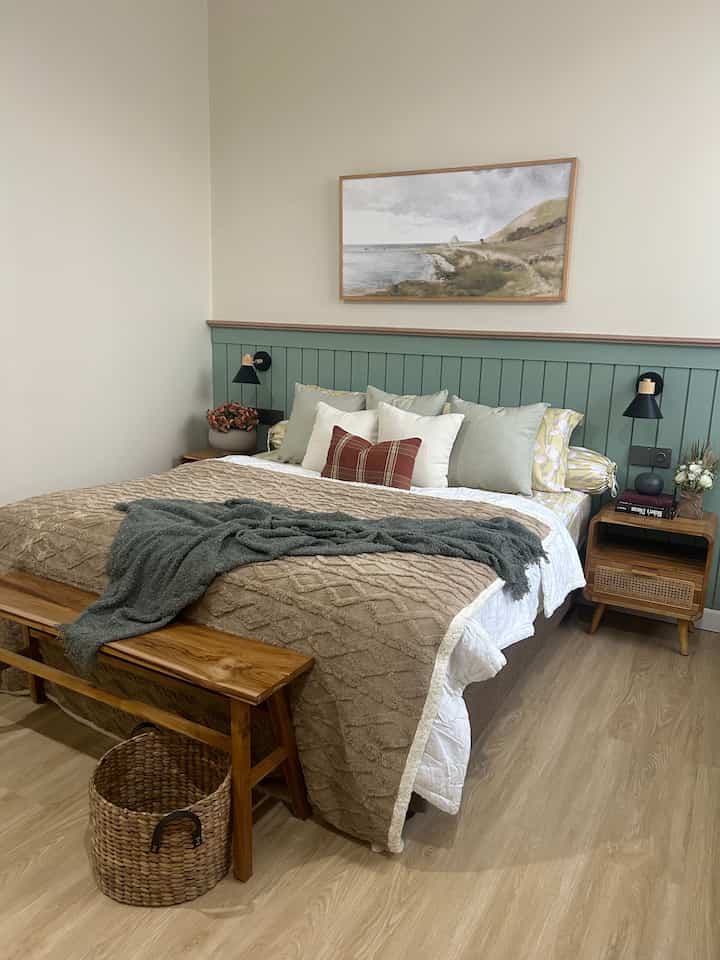 Halo tetangga Online...

Berhubung kamar2 di @rumah_sarana baru kamar utama dan kamar tamu aja yg udah diisi.. jadi kali ini mau nampilin kamar tamu aja ya.. temanya american classic karena aku emang pecinta decor dengan nuansa2 tradisional.. 

#bedroomstyling
#bedroomdecor
#bedroommakeover
#kamar
#desainkamar