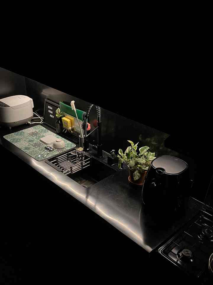 Romanticizing my black kitchen. Berasa lebih cozy kalau lampu utama dapur mati dan cuma ngandelin lampu kecil dibawah cabinet kitchen set. Mindahin salah satu pot tanaman ke dapur turns out make a big difference. Sekarang dapurku lebih keliatan cozy and less intimidating with the all black finish. #kitchenroomdecor #kitchenideas #kitcheninspiration #livealone #rumahcluster #industrial #kabupatenbogor #72m2