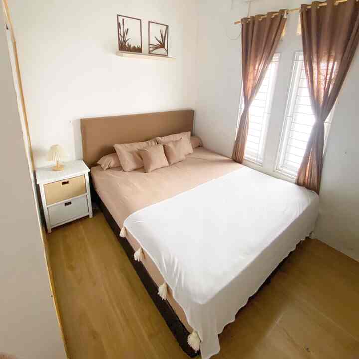Kamar tidur 

Meskipun kamar tidur ini hanya berukuran 3x3, sebisa mungkin kami ingin menciptakan suasana kamar tidur yg nyaman tentunya untuk kami pribadi. 

Kamar tidur yg nyaman menurut kami adalah cukup tempat tidur yg nyaman dengan penambahan televisi di dalamnya dan juga ruangan yg dingin dengan penambahan ac maupun kipas angin 😊🙏🏻

Tidak banyak furniture yg kami gunakan di kamar tidur ini karena terbatasnya ruangan.


#bedroomstyling #bedroomdecor #bedroommakeover #rumahbekasi #rumahsederhana #rumahmungil #bekasi 