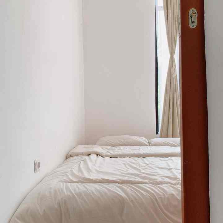 Hola tetangga ohouse !
Yuk mampir di bedroom asrarumah 🛌
Cukup sulit mendapat angle dari kamar ini karena ukurannya yang relatif kecil ✌🏻
Kamar ini berukuran 3m x 2.4m, meskipun tidak luas kami usahakan untuk tetap nyaman untuk beristirahat. Tidak banyak menyimpan furniture dan menggunakan warna-warna yang cerah membuat kamar tidak terlalu sumpek ✨
Selain dua hal itu, cahaya yang melimpah pun membuat kesan kamar menjadi terasa lebih luas loh ✌🏻

#BedroomStyling
#BedroomDecor
#BedroomMakeOver
#asrarumah
#kamarminimalis
